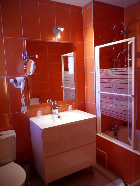 Logis Hotel Des Voyageurs Restaurant La Bonne Tabl'Hay Livron-sur-Drôme Habitación foto